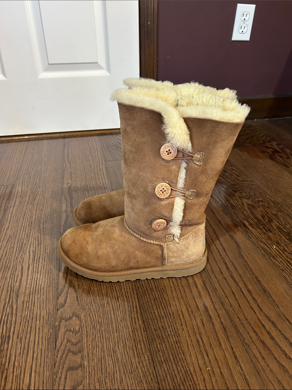 UGG Chestnut Bailey button triple button up shearling boots sz 6
